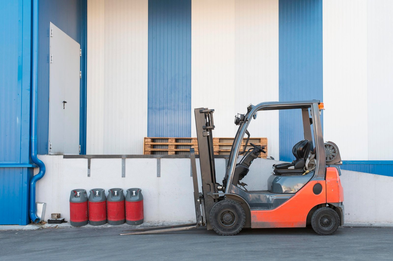 logistic-center-with-forklift